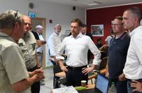 Ministerpräsident Michael Kretschmer und Lanbdrat Ralf Hänsel besuchen Bürgermeister Dr. Pollmer und die Feuerwehr Zeithain, das Lagezentrum des Brandes in der Gorischheide. Im Gespräch mit den Einsatzkräften...