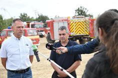 Landrat Ralf Hänsel sieht vor Ort eine Entspannung der Brandlage durch den Regen...