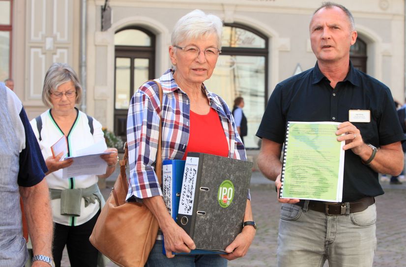 Christine Liebing und Ingo Düring von der Bürgervereinigung "IPO Stoppen" überbringen die Ordner mit den Einwendungen und Ausarbeitungen der Bürger.