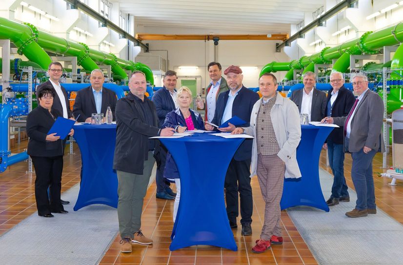 Alle acht Partner besiegeln mit ihrer Unterschrift die Gründung des »Wasserverbunds Niederlausitz«
