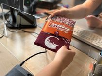 Übergabe eines Welcome-Beutels im Einwohnermeldeamt Görlitz.