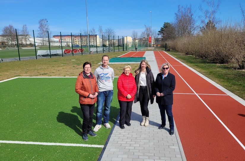 Vetreter der Stadt und der Schulen nahmen die neue Sportanlage in Bischofswerda-Süd in Augenschein.