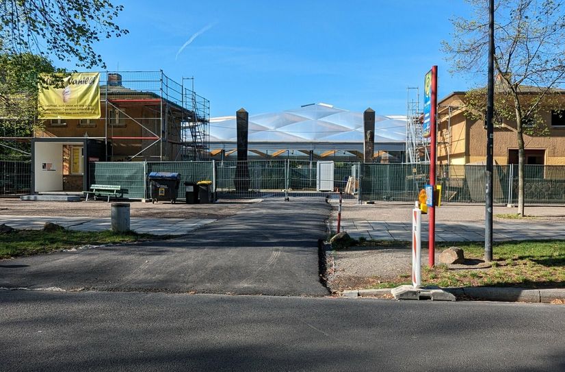 Am westlichen Torhaus wird bereits fleißig gewerkelt.