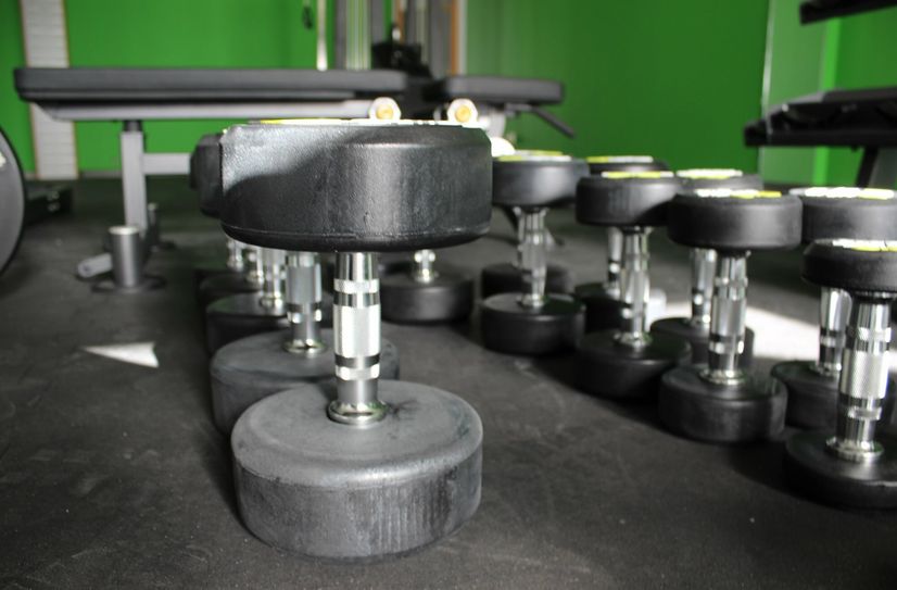 Im neuen Fitnessstudio gibt es auf über 300 Quadratmetern Fläche einen Krafttrainings, einen Cardio- und einen Dehnungsbereich.