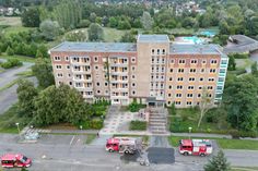 Einsatzkräfte während der Übung vor dem Gebäude in der Großräschener Karl-Marx-Straße 7.