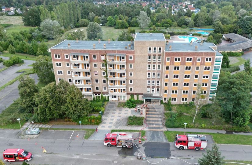 Einsatzkräfte während der Übung vor dem Gebäude in der Großräschener Karl-Marx-Straße 7.