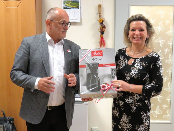 Die stellvertretende Vorsitzende des Kamenzer Tafel e.V., Sandra Muschter (r.) freut sich über die neue Kaffeemaschine, die Oberbürgermeister Roland Dantz zum Jubiläum überreichte. Foto: Matthias Stark