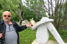 Der Vereinsvorsitzende Hubert F. Lange an der Skulptur "Meditation" von Tapiwa Chapo.