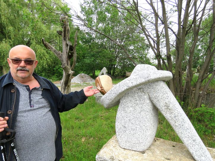 Der Vereinsvorsitzende Hubert F. Lange an der Skulptur "Meditation" von Tapiwa Chapo.