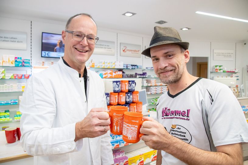 Der Apotheker Heiko Neumann (l.) und Cartoonist Kümmel (r.) haben wieder die »Kümmel«-Tasse gestaltet.