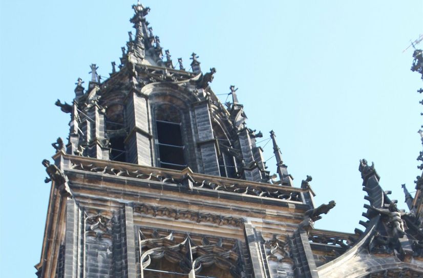 Immer wieder müssen die Türme des Doms saniert und restauriert werden. Jetzt wird eigener Kran eingebaut.