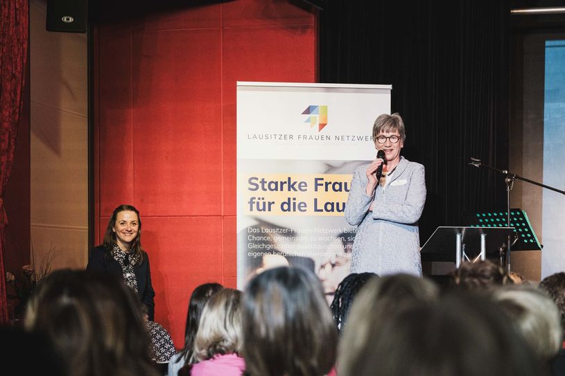 Romy Hoppe (l.), Gründerin des Netzwerks Lausitz Frauen, organisiert Netzwerktreffen, um den Strukturwandel der Lausitz mit weiblicher Expertise und Engagement voranzutreiben.