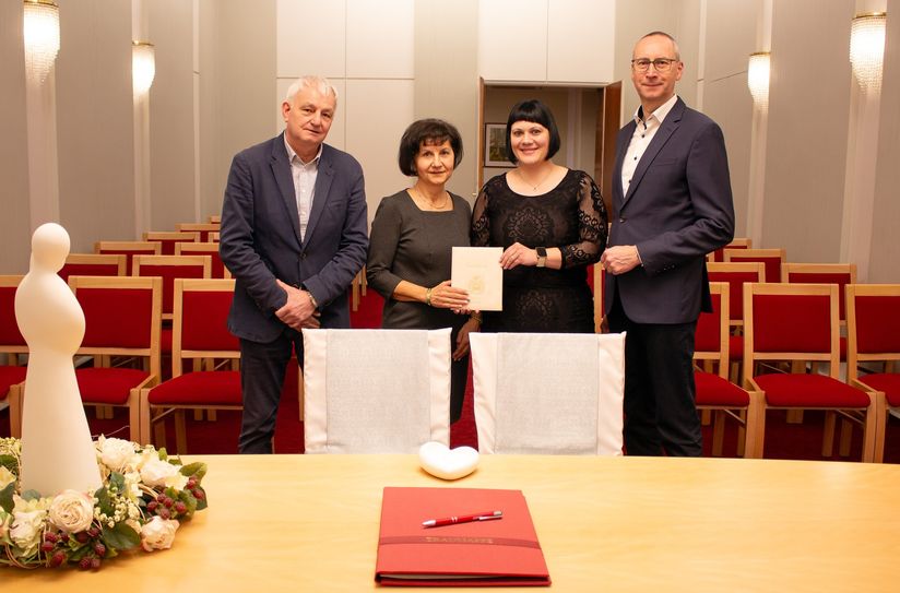 Der Gödaer Bürgermeister Gerald Meyer, die Standesbeamtinnen Simone Jacob und Sandra Zoch sowie Bautzens Oberbürgermeister Karsten Vogt (v.l.) mit der Vereinbarung über den neuen Standesamtsbezirk.