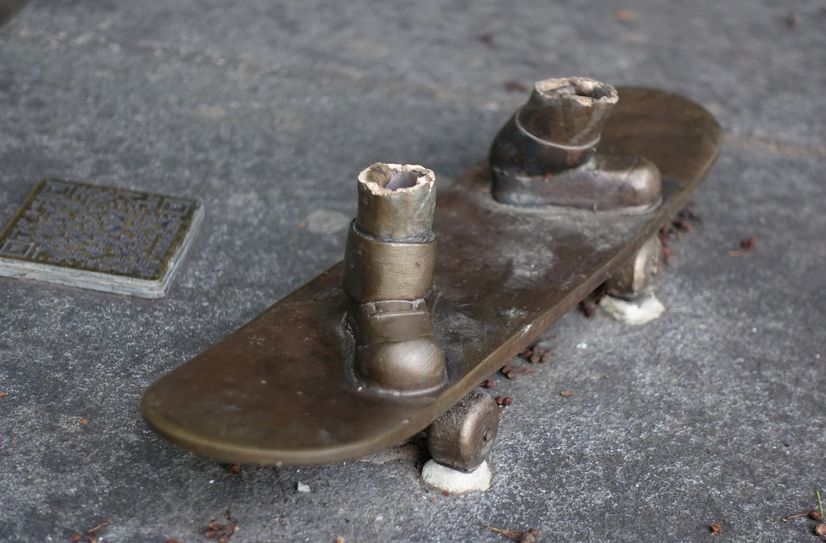 Die Jugend Pine an der Schlosstreppe zum Sonnenstein ist mit roher Gewalt vom Skateboard abgetrennt und entwendet worden.