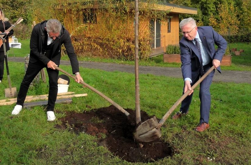 Klaus-Peter Hanke (li.) und Jiri Andel griffen zum Spaten und pflanzten hier die Linde.
