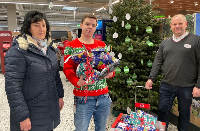 StattRand-Mitarbeiterin Marion Gründel, Kaufland-Azubi Ian Wiese und Kaufland-Mitarbeiter Jens Kittan bei der Übergabe der Wunschbaum-Geschenke.
