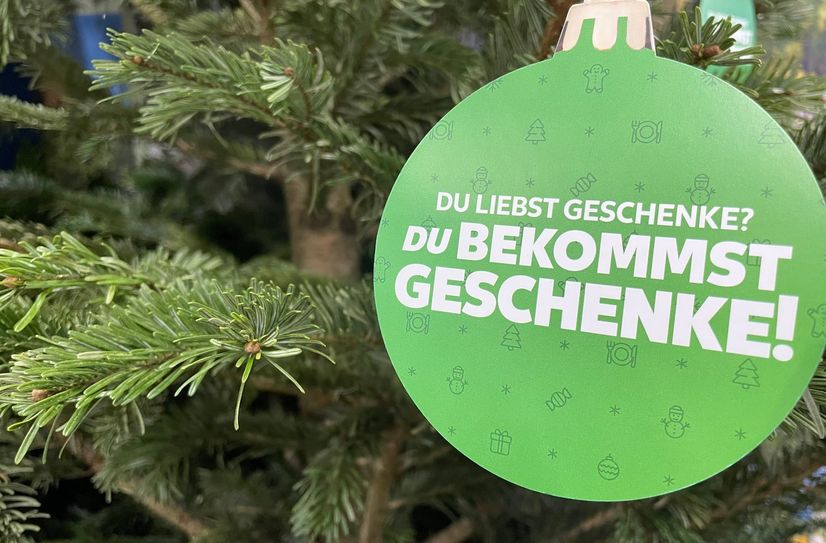 Am Wunschbaum hingen diese Kärtchen, auf denen die Kinder und Jugendlichen der StattRand-Wohngruppen ihre Wünsche aufschreiben 
konnten.