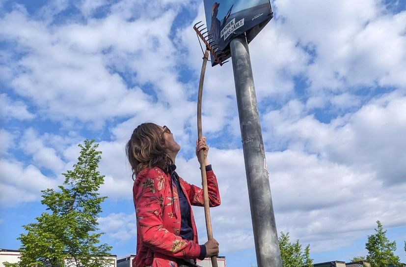 Sarah Benke-Åberg beim Aufhängen der Wahlplakate.