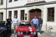 Rallye-Organisator Markus Hendel (l.) zusammen mit den Veranstaltern des Bierstadtfestes Olaf Plaumann, Geschäftsführer der Radeberger Exportbierbrauerei (2.v.l.), dem Radeberger Oberbürgermeister Frank Höhme (3.v.l.) und Jens Richter, Vorsitzender des Gewerbevereins Radeberg (r.).  Foto: Matthias Stark