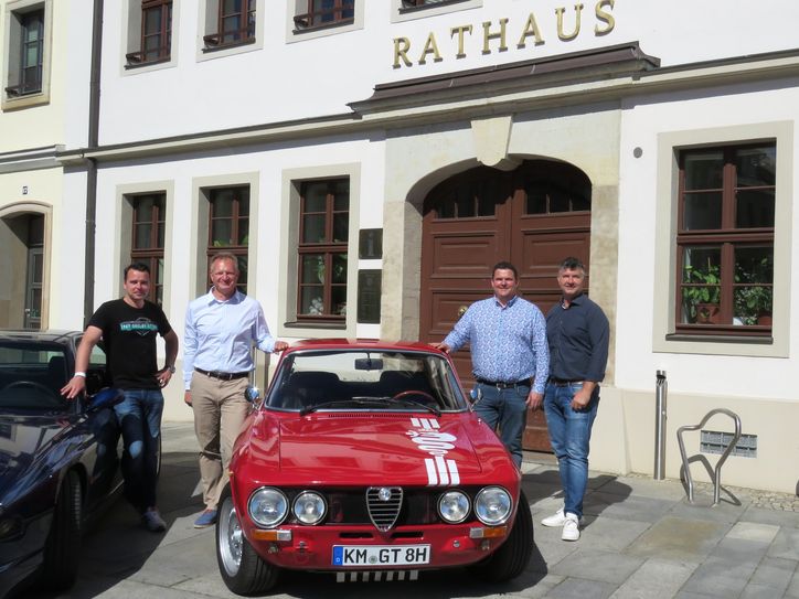 Rallye-Organisator Markus Hendel (l.) zusammen mit den Veranstaltern des Bierstadtfestes Olaf Plaumann, Geschäftsführer der Radeberger Exportbierbrauerei (2.v.l.), dem Radeberger Oberbürgermeister Frank Höhme (3.v.l.) und Jens Richter, Vorsitzender des Gewerbevereins Radeberg (r.).  Foto: Matthias Stark