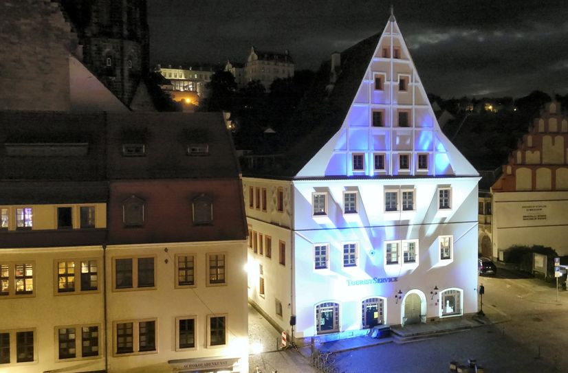 Das Canalettohaus erzählt den Besuchern per Fassaden-Illumination seine Geschichte.