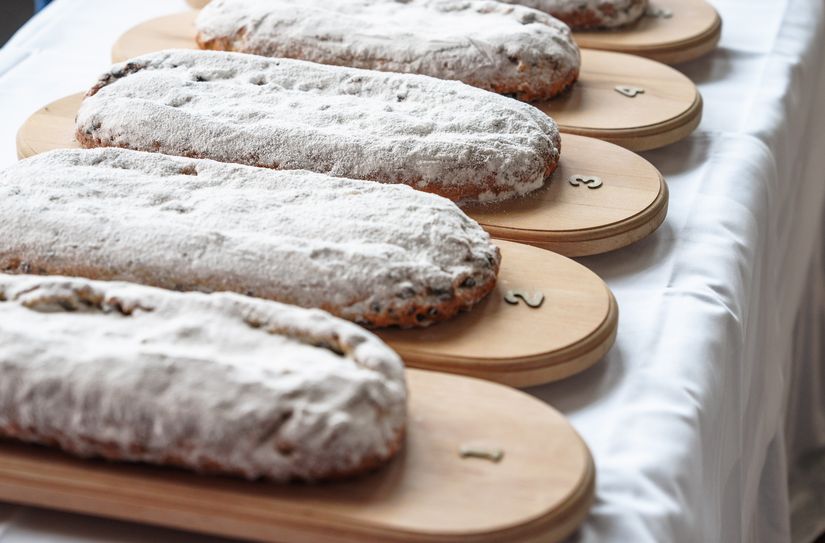 Die Prüfer benoten vier Kriterien der Stollen: Innere und äußere Beschaffenheit, Geruch und Geschmack.