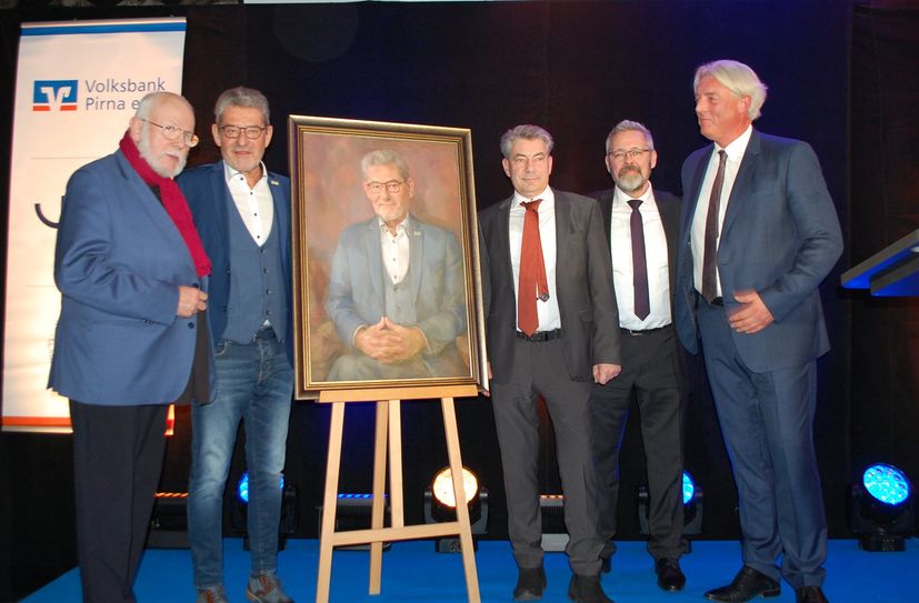 Maler Christoph Wetzel, Ex-OB Klaus-Peter Hanke, OB Tim Lochner, Jens Köhler (Vorstand der Volksbank Pirna eG) und Dr. Hauke Haensel (Vorstandsvorsitzender der Volksbank Pirna eG) bei der Übergabe des Gemäldes (v.l.n.r.).