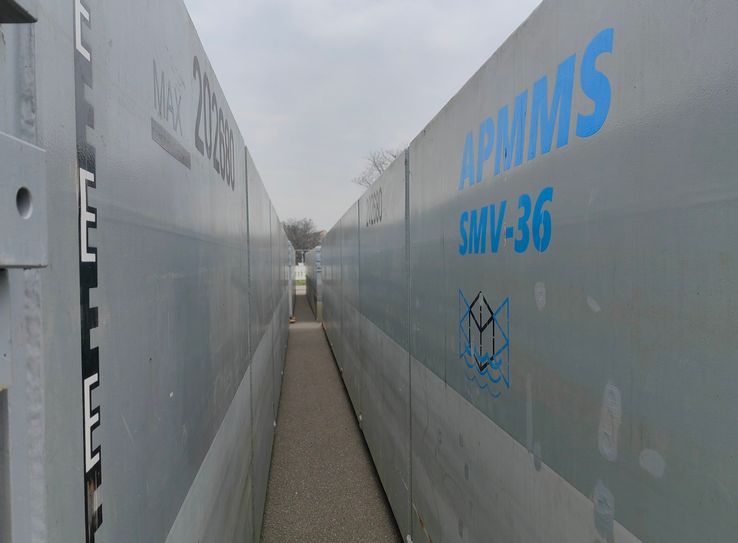 Vier Pontons werden nächste Woche zusammengebaut - sie wurden in Tschechien gemietet, der tschechische Verkehrsminister selbst hatte die Kontakte hergestellt.