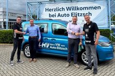 Sascha Meißner (l.) und Guido Schmidt (r.) nehmen den neuen VW Caddy von Kenn Michling und Verkaufsberater Uwe Prochnow entgegen.