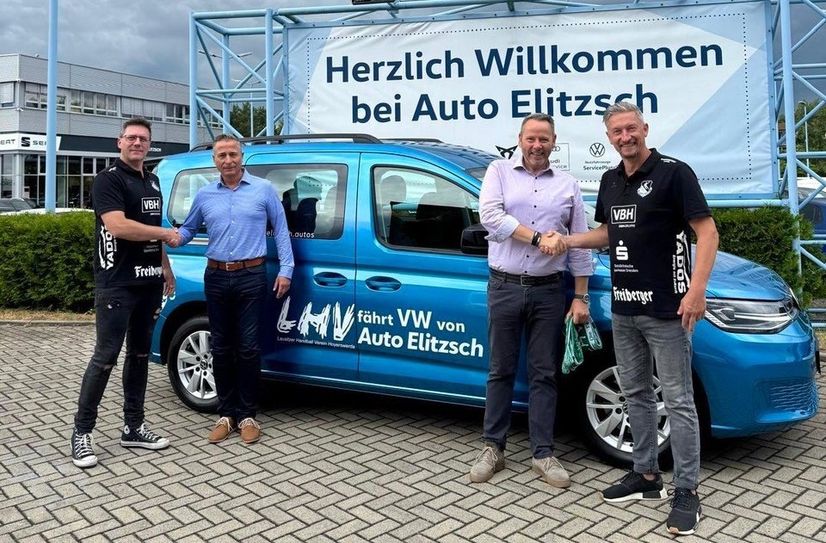 Sascha Meißner (l.) und Guido Schmidt (r.) nehmen den neuen VW Caddy von Kenn Michling und Verkaufsberater Uwe Prochnow entgegen.