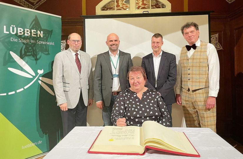 Marita Kabitschke konnte sich jetzt in das Goldene Buch der Stadt Lübben eintragen. Zu den ersten Gratulanten gehörten der frühere Bürgermeister Lothar Bretterbauer (li.), der aktuelle Rathauschef Jens Richter (2.vo.li.), der Vorsitzende der Stadtverordnetenversammlung, Peter Rogalla (2.vo.re.), sowie Laudator und Vorsitzender des Hauptausschusses, Frank Selbitz.