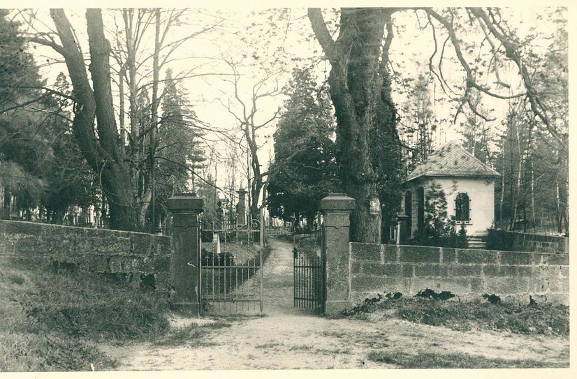 Der Festungsfriedhof stammt aus dem 17. Jh. , der Leichenweg wurde jetzt wieder hergestellt.