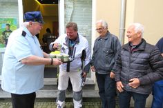 Schauspieler Hans-Jörg Hombsch alias Polizist Holm serviert eigenhändig Kaffee für die drei am längsten Wartenden unter den Kartenkäufern René Zeis, Ulrich Prietzel und Friedrich Reppe (v.l.n.r.). Foto: Matthias Stark