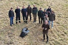 Vertreter von Stadtverwaltung und Feuerwehr mit Rangern der Nationalpark- und Forstverwaltung sowie dem Team des StartUp-Unternehmens »TRID Systems«.