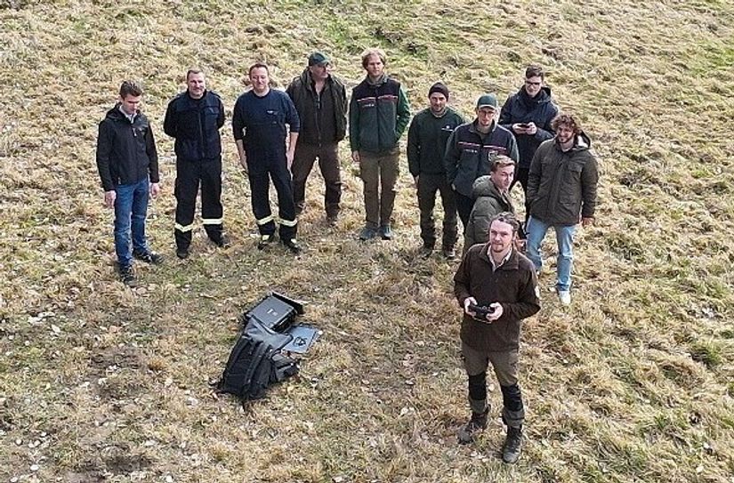 Vertreter von Stadtverwaltung und Feuerwehr mit Rangern der Nationalpark- und Forstverwaltung sowie dem Team des StartUp-Unternehmens »TRID Systems«.