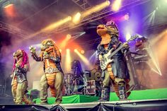 Fünf Profi-Musiker in Dino-Kostümen sorgen für Stimmung auf der Bühne.