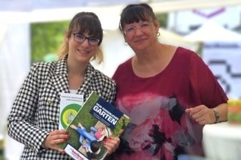 Sophie Bartel (li.) und Claudia Schlegel vom VSBB freuen sich gemeinsam über Erreichtes.