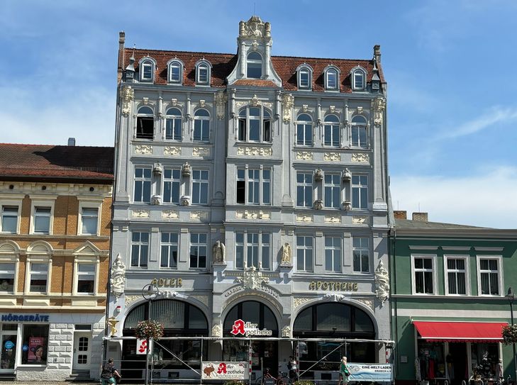 Nach der rund dreimonatigen Bauzeit kann Senftenbergs Marktfassade im Herbst wieder in voller Pracht erstrahlen.