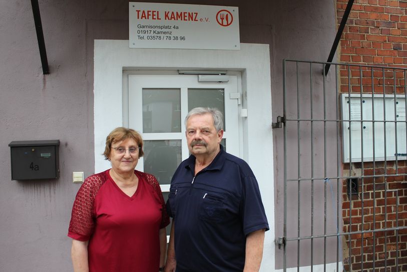 Zwei Ehrenamtler, die sich seit etwa 30 Jahren für die Kamenzer Tafel einsetzen: Gerlinde Lorenz und Rainer Lang.Foto: Matthias Stark