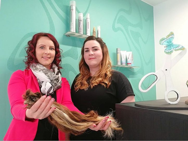 Friseurmeisterin Christin Fischer (l.) und ihre Mitarbeiterin Christin Oehmigen im Salon »Haarstudio mit Herz und Schere« aus Zabeltitz spenden im Auftrag ihrer Kunden die besonders langen Zöpfe an den österreichischen Verein »Die Haarspender« . Dort werden Perücken für kranke Kinder gefertigt und kostenlos abgegeben.