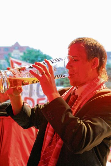 Der (vorläufig) letzte Aufstieg in die höchste Spielklasse - Kevin McKenna feiert 2006 auf dem Stadthallenvorplatz. Foto: Steffen Beyer