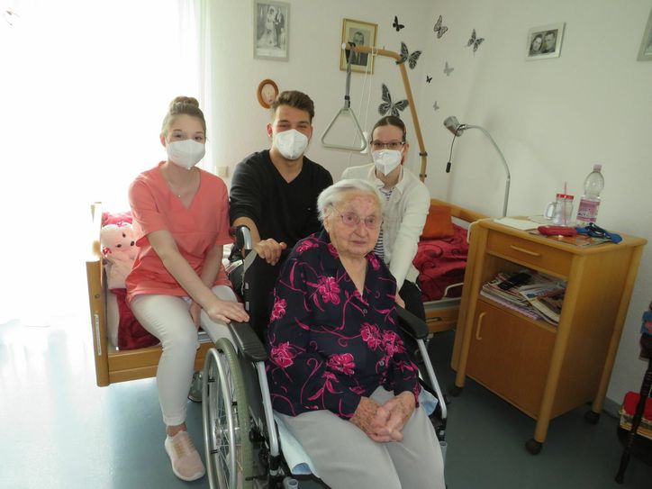 Irmgard Genthe mit dem Auszubildenden Maximilian Schmidt und den beiden Fachkräften Janine von Beesel (weiße Jacke) und Vivien Kockott. Foto: sr