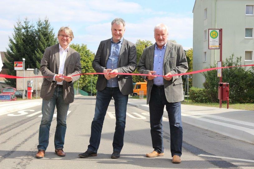 Der feierliche Moment: OB Uwe Rumberg (Mi.) gibt mit Gerhard Schiller und Uwe Liebold die Straße frei. Foto: SV