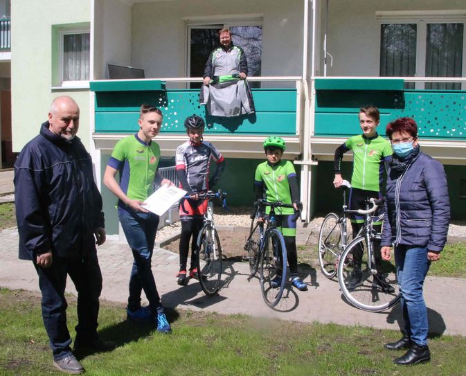 Fabian Voigt (2.vo.li.) hat jetzt die Trainerlizenz »C« von Holger Mudrick (li.) und Simone Kunde vom Kreissportbund erhalten. Foto: Bernd Naumann