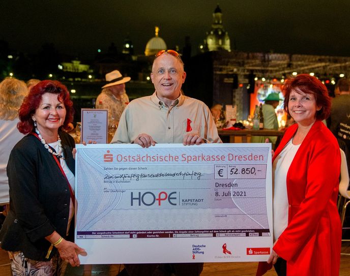 Die Summe auf dem Spendenscheck wurde am Ende der Gala noch einmal von einem anonymen Spender aufgerundet, so dass Viola Klein, Pfarrer Stefan Hippler und Michaele Gornickel (Eventagentur Par-X Marketing, v.l.) sich über 57.000 Euro freuen konnten. Foto: Michael Schmidt