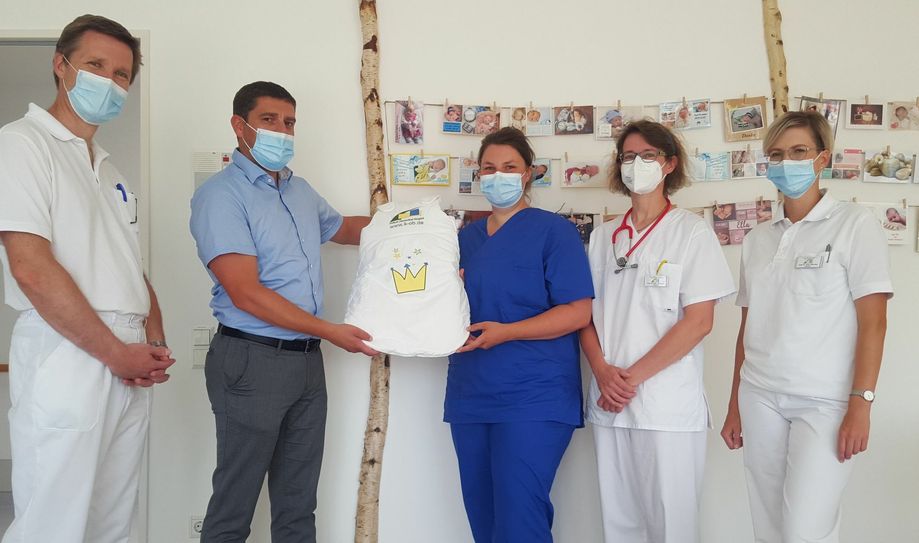 Geschäftsführer Steffen Thiele übergibt Stationsschwester Theresa (in Blau) auf der Entbindungsstation Zittau den Babyschlafsack. Mit dabei der Ärztliche Direktor, CA Dr. med. Mathias Mengel (ganz links), Fachärztin für Gynäkologie Frau Dr. med. Kristin Wendler (ganz rechts) sowie die Chefarztvertreterin der Kinderklinik, die Leitende Oberärztin Dr. med. Angela Oertner (2.v.r). Foto: Klinikum