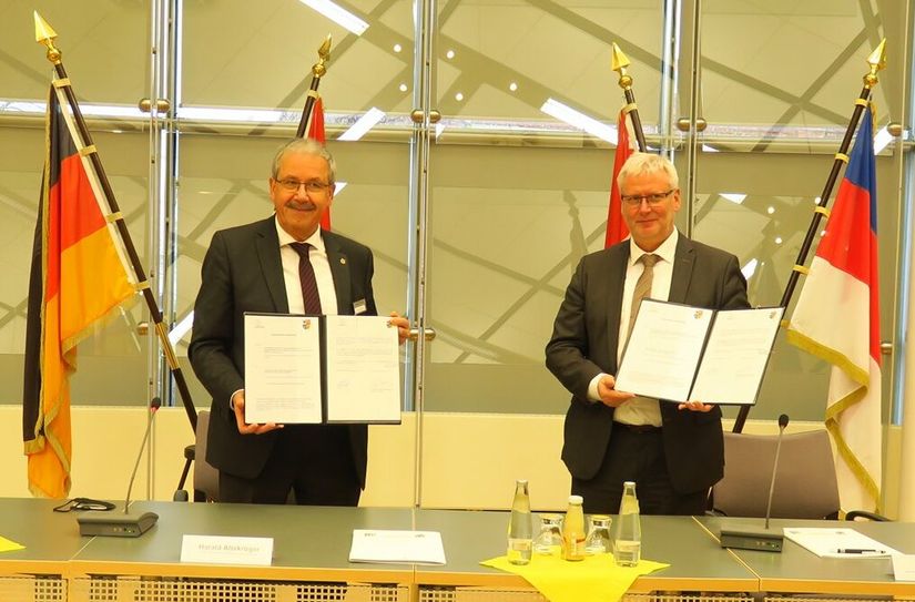 Landrat Harald Altekrüger und Uwe Mader, Leiter des Staatlichen Schulamtes Cottbus (v.l.) nach der Unterzeichnung der Vereinbarung.