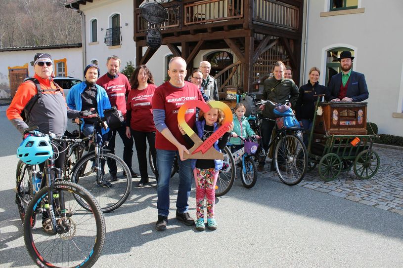 Die KulturHerzStaffel wurde vom Freundeskreis der Kulturhauptstadtbewerbung Zittau 2025 ins Leben gerufen. Am 30. März ging’s per Fahrrad vom Startpunkt in Rosenthal (im Bild) über Drausendorf und den Tierpark Zittau nach Hartau. Foto: Keil