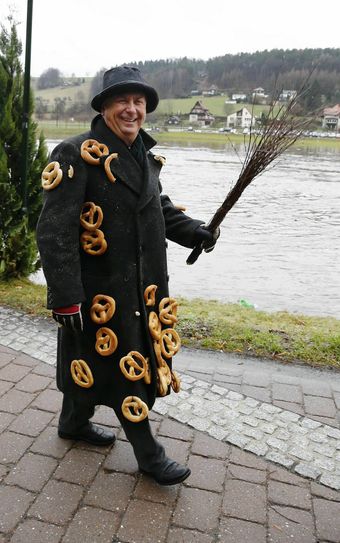Lothar Hanisch trägt auch Mantel mit Brezeln.  Fotos: D. Förster