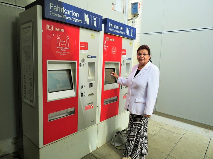 Gabriele Mark freut sich auf die Schulung am Fahrkartenautomaten am Bahnhof. Es wird Antworten auf Fragen geben wie: Welchen Tarif brauche ich? Welche Taste hat welche Funktion? Und warum ist nicht jeder Geldschein für den Automaten geeignet? Foto: S. Richter